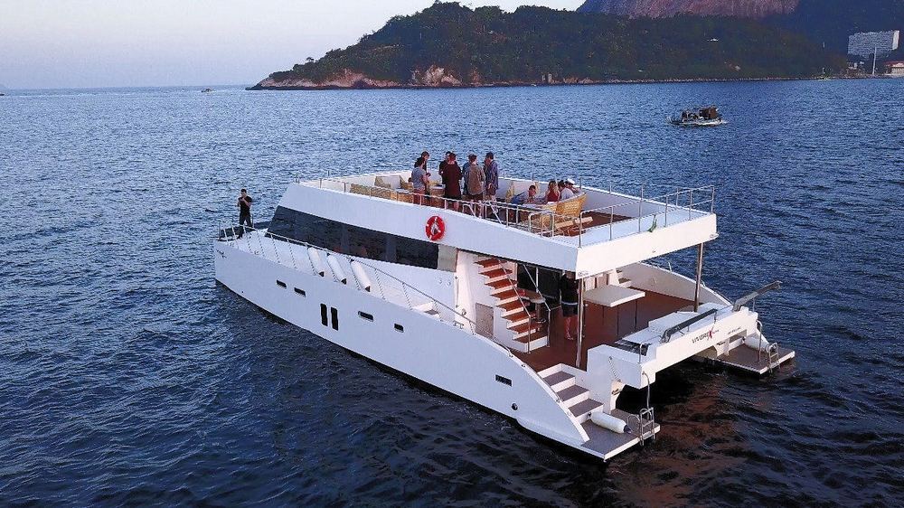 Catamarã com grupo a bordo navegando na Baía de Guanabara, Rio de Janeiro